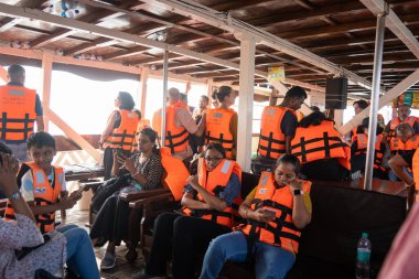 MUMBAI, MAHARASHTRA, INDIA, 9 Aralık 2024: Turistler feribot ile Hindistan 'dan Fil Mağaralarına seyahat ediyorlar. 