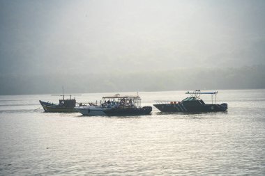MUMBAI, MAHARASHTRA, INDIA, 9 Aralık 2024: Turistler feribot ile Hindistan 'dan Fil Mağaralarına seyahat ediyorlar. 