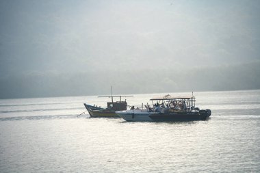 MUMBAI, MAHARASHTRA, INDIA, 9 Aralık 2024: Turistler feribot ile Hindistan 'dan Fil Mağaralarına seyahat ediyorlar. 