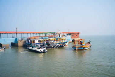 MUMBAI, MAHARASHTRA, INDIA, 9 Aralık 2024: Turistler feribot ile Hindistan 'dan Fil Mağaralarına seyahat ediyorlar. 