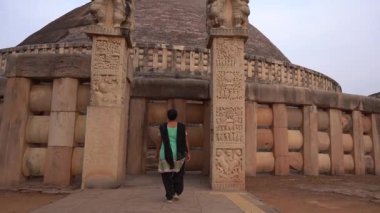 Sanchi Stupa, UNESCO Dünya Mirası Bölgesi, Madhya Pradesh, Hindistan 'a kadın turist ziyareti.