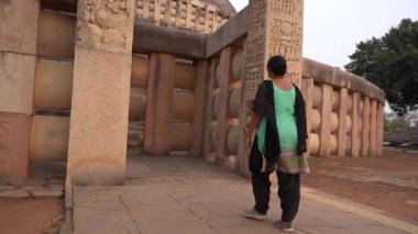 Sanchi Stupa, UNESCO Dünya Mirası Bölgesi, Madhya Pradesh, Hindistan 'a kadın turist ziyareti.