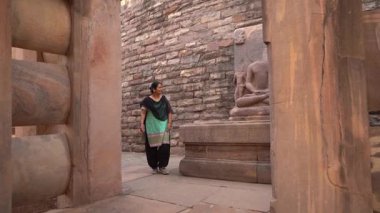 Sanchi Stupa, UNESCO Dünya Mirası Bölgesi, Madhya Pradesh, Hindistan 'a kadın turist ziyareti.