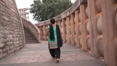 Sanchi Stupa, UNESCO Dünya Mirası Bölgesi, Madhya Pradesh, Hindistan 'a kadın turist ziyareti.