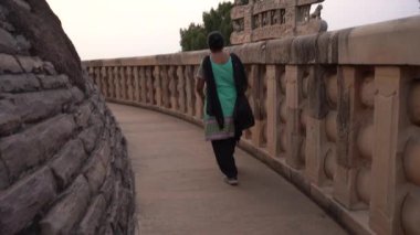 Sanchi Stupa, UNESCO Dünya Mirası Bölgesi, Madhya Pradesh, Hindistan 'a kadın turist ziyareti.