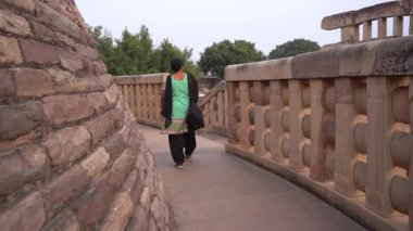 Sanchi Stupa, UNESCO Dünya Mirası Bölgesi, Madhya Pradesh, Hindistan 'a kadın turist ziyareti.