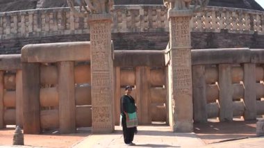 Sanchi Stupa, UNESCO Dünya Mirası Bölgesi, Madhya Pradesh, Hindistan 'a kadın turist ziyareti.