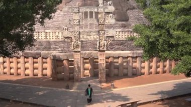Sanchi Stupa, UNESCO Dünya Mirası Bölgesi, Madhya Pradesh, Hindistan 'a kadın turist ziyareti.