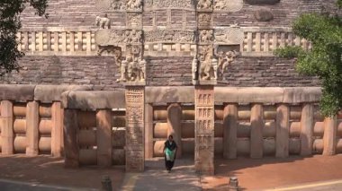 Sanchi Stupa, UNESCO Dünya Mirası Bölgesi, Madhya Pradesh, Hindistan 'a kadın turist ziyareti.