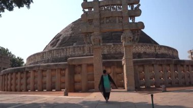 Sanchi Stupa, UNESCO Dünya Mirası Bölgesi, Madhya Pradesh, Hindistan 'a kadın turist ziyareti.