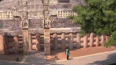 Sanchi Stupa, UNESCO Dünya Mirası Bölgesi, Madhya Pradesh, Hindistan 'a kadın turist ziyareti.
