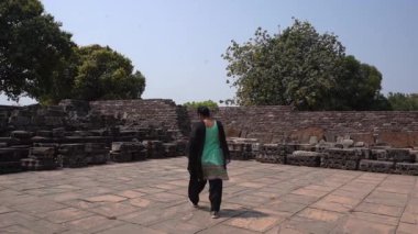 Sanchi Stupa, UNESCO Dünya Mirası Bölgesi, Madhya Pradesh, Hindistan 'a kadın turist ziyareti.