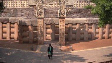 Sanchi Stupa, UNESCO Dünya Mirası Bölgesi, Madhya Pradesh, Hindistan 'a kadın turist ziyareti.