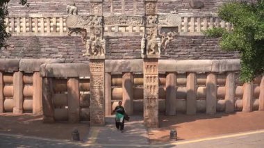 Sanchi Stupa, UNESCO Dünya Mirası Bölgesi, Madhya Pradesh, Hindistan 'a kadın turist ziyareti.