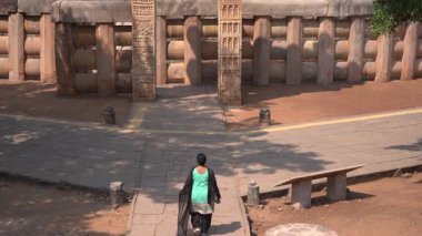 Sanchi Stupa, UNESCO Dünya Mirası Bölgesi, Madhya Pradesh, Hindistan 'a kadın turist ziyareti.