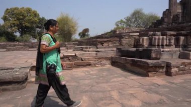 Sanchi Stupa, UNESCO Dünya Mirası Bölgesi, Madhya Pradesh, Hindistan 'a kadın turist ziyareti.