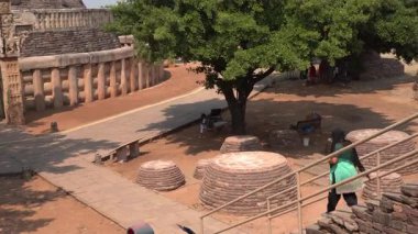 Sanchi Stupa, UNESCO Dünya Mirası Bölgesi, Madhya Pradesh, Hindistan 'a kadın turist ziyareti.
