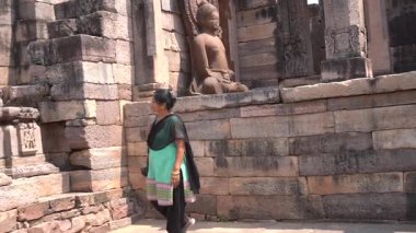 Sanchi Stupa, UNESCO Dünya Mirası Bölgesi, Madhya Pradesh, Hindistan 'a kadın turist ziyareti.