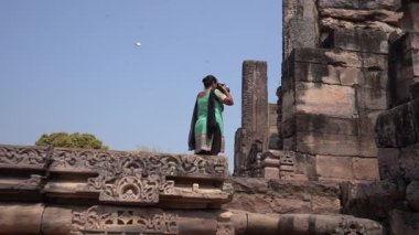 Sanchi Stupa, UNESCO Dünya Mirası Bölgesi, Madhya Pradesh, Hindistan 'a kadın turist ziyareti.