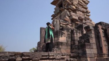 Sanchi Stupa, UNESCO Dünya Mirası Bölgesi, Madhya Pradesh, Hindistan 'a kadın turist ziyareti.