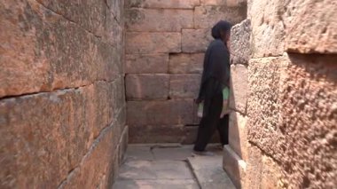 Sanchi Stupa, UNESCO Dünya Mirası Bölgesi, Madhya Pradesh, Hindistan 'a kadın turist ziyareti.