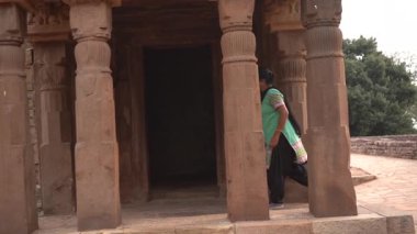 Sanchi Stupa, UNESCO Dünya Mirası Bölgesi, Madhya Pradesh, Hindistan 'a kadın turist ziyareti.