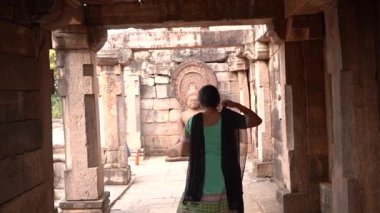 Sanchi Stupa, UNESCO Dünya Mirası Bölgesi, Madhya Pradesh, Hindistan 'a kadın turist ziyareti.
