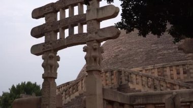 Sanchi Stupa, UNESCO Dünya Mirası Bölgesi, Madhya Pradesh, Hindistan 'a kadın turist ziyareti.