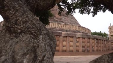 Sanchi Stupa, UNESCO Dünya Mirası Bölgesi, Madhya Pradesh, Hindistan 'a kadın turist ziyareti.