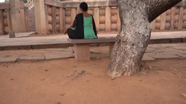 Sanchi Stupa, UNESCO Dünya Mirası Bölgesi, Madhya Pradesh, Hindistan 'a kadın turist ziyareti.