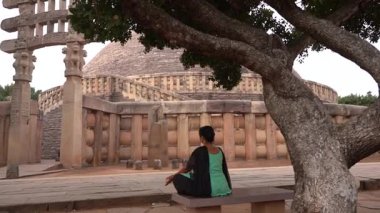 Sanchi Stupa, UNESCO Dünya Mirası Bölgesi, Madhya Pradesh, Hindistan 'a kadın turist ziyareti.