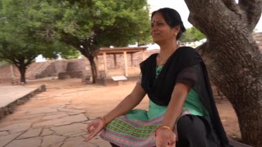 Sanchi Stupa, UNESCO Dünya Mirası Bölgesi, Madhya Pradesh, Hindistan 'a kadın turist ziyareti.