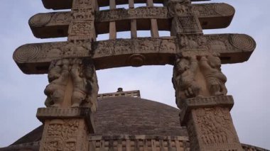 Sanchi Stupa, UNESCO Dünya Mirası Bölgesi, Madhya Pradesh, Hindistan 'a kadın turist ziyareti.