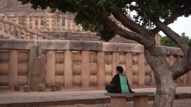 Sanchi Stupa, UNESCO Dünya Mirası Bölgesi, Madhya Pradesh, Hindistan 'a kadın turist ziyareti.