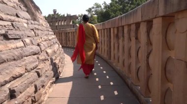 Sanchi Stupa 'da yürüyen kadın turist, UNESCO Dünya Mirası Sitesi, Madhya Pradesh, Hindistan.