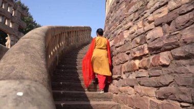 Sanchi Stupa 'da yürüyen kadın turist, UNESCO Dünya Mirası Sitesi, Madhya Pradesh, Hindistan.