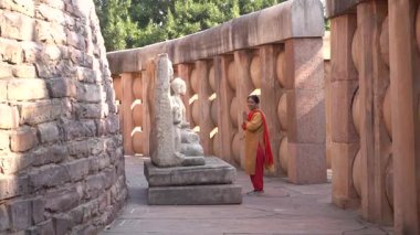 Sanchi Stupa 'da yürüyen kadın turist, UNESCO Dünya Mirası Sitesi, Madhya Pradesh, Hindistan.