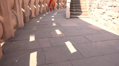 Sanchi Stupa 'da yürüyen kadın turist, UNESCO Dünya Mirası Sitesi, Madhya Pradesh, Hindistan.