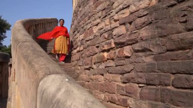 Sanchi Stupa 'da yürüyen kadın turist, UNESCO Dünya Mirası Sitesi, Madhya Pradesh, Hindistan.