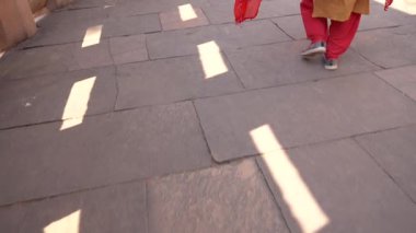 Sanchi Stupa 'da yürüyen kadın turist, UNESCO Dünya Mirası Sitesi, Madhya Pradesh, Hindistan.