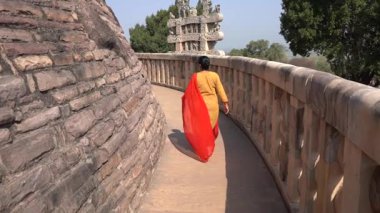 Sanchi Stupa 'da yürüyen kadın turist, UNESCO Dünya Mirası Sitesi, Madhya Pradesh, Hindistan.