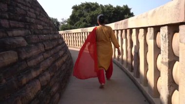 Sanchi Stupa 'da yürüyen kadın turist, UNESCO Dünya Mirası Sitesi, Madhya Pradesh, Hindistan.