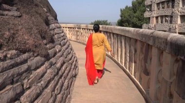 Sanchi Stupa 'da yürüyen kadın turist, UNESCO Dünya Mirası Sitesi, Madhya Pradesh, Hindistan.