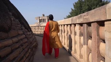 Sanchi Stupa 'da yürüyen kadın turist, UNESCO Dünya Mirası Sitesi, Madhya Pradesh, Hindistan.