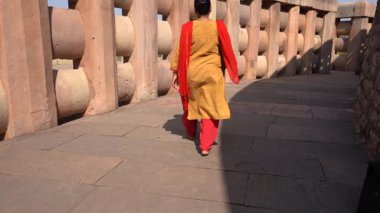Sanchi Stupa 'da yürüyen kadın turist, UNESCO Dünya Mirası Sitesi, Madhya Pradesh, Hindistan.