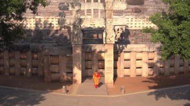 Sanchi Stupa 'da yürüyen kadın turist, UNESCO Dünya Mirası Sitesi, Madhya Pradesh, Hindistan.