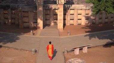 Sanchi Stupa 'da yürüyen kadın turist, UNESCO Dünya Mirası Sitesi, Madhya Pradesh, Hindistan.