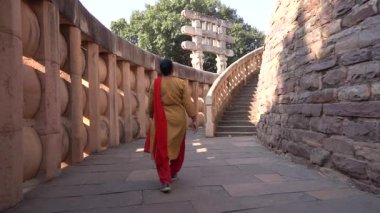 Sanchi Stupa 'da yürüyen kadın turist, UNESCO Dünya Mirası Sitesi, Madhya Pradesh, Hindistan.