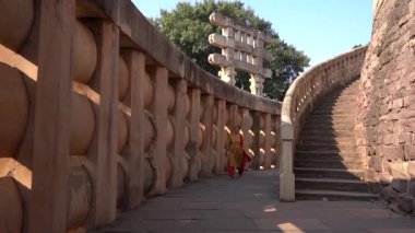 Sanchi Stupa 'da yürüyen kadın turist, UNESCO Dünya Mirası Sitesi, Madhya Pradesh, Hindistan.