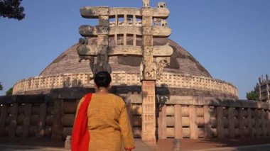 Sanchi Stupa 'da yürüyen kadın turist, UNESCO Dünya Mirası Sitesi, Madhya Pradesh, Hindistan.